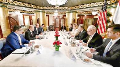 رئيس مجلس القيادة اليمني رشاد العليمي أثناء اجتماعه الشهر الماضي في جدة مع وزير الخارجية الأميركي أنتوني بلينكن